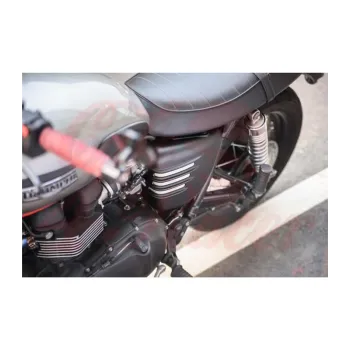 cafe 4 racer - Triumph Bonneville bočné panely - matné čierne prevedenie - Motone Triumph Bonneville 