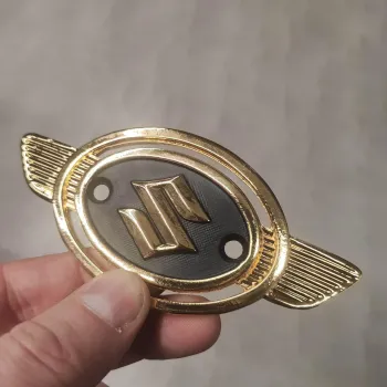 cafe 4 racer - Suzuki T500 T350 tank emblem gold/black 1pcs - MCS Billet Emblems Stickers Logos 