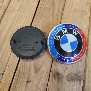 cafe 4 racer - BMW 2 pin LOGO 82mm M Performance emblém na kapotu alebo batožinový priestor OEM 51148132375 - Cafe4Racer Emblémy Nálepky Logá 