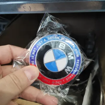 cafe 4 racer - BMW 2 pin LOGO 82mm M Performance emblém na kapotu alebo batožinový priestor OEM 51148132375 - Cafe4Racer Emblémy Nálepky Logá 