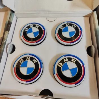 cafe 4 racer - BMW 4x68mm 50 let M Heritage kryty kol OEM 36136783536 - Cafe4Racer Emblémy Nálepky Logá 