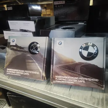 cafe 4 racer - BMW 2 pin LOGO 82mm M Performance emblém na kapotu alebo batožinový priestor OEM 51148132375 - Cafe4Racer Emblémy Nálepky Logá 