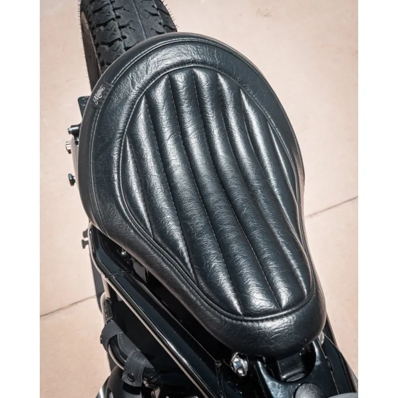 cafe 4 racer - King Cobra Sedadlo - Vertikálne rebrá - Triumph Bobber - Motone Bonneville Bobber 2016-NOW 