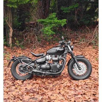 cafe 4 racer - Ventura - Bobber/Speedmaster - Žebrované bočné panely - Lesklá čierna - Motone Triumph Bonneville 
