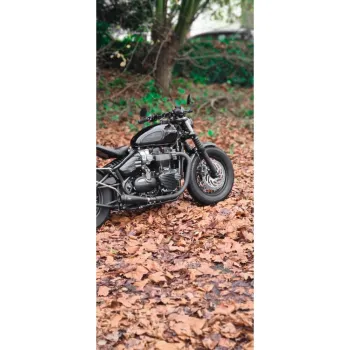 cafe 4 racer - Ventura - Bobber/Speedmaster - Žebrované bočné panely - Lesklá čierna - Motone Triumph Bonneville 
